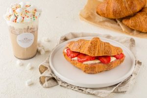 Сэндвич из круассана с клубникой