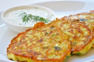 Кабачковые оладьи со шпинатом