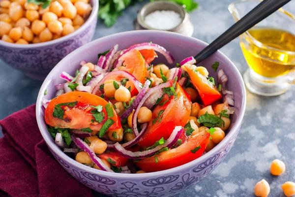 Новый салат из помидоров – попробуйте приготовить его с обжаренным луком