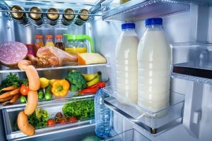 Какие продукты, хранящиеся в вашем холодильнике, считаются наиболее опасными