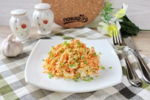 Вкусный салат из морковки с сыром и яйцами