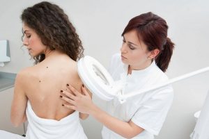 Дерматовенеролог: что за врач и какие услуги оказывает