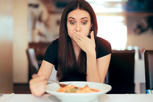 Тошнота после еды: основные причины этого неприятного симптома