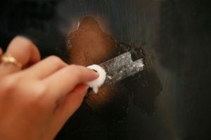 Как легко отмыть следы скотча или наклеек – эффективный способ