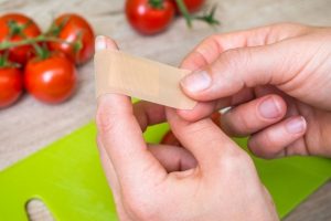Что делать при случайном порезе ножом на кухне