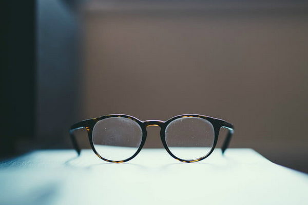 Как правильно очищать очки, чтобы избежать царапин на линзах