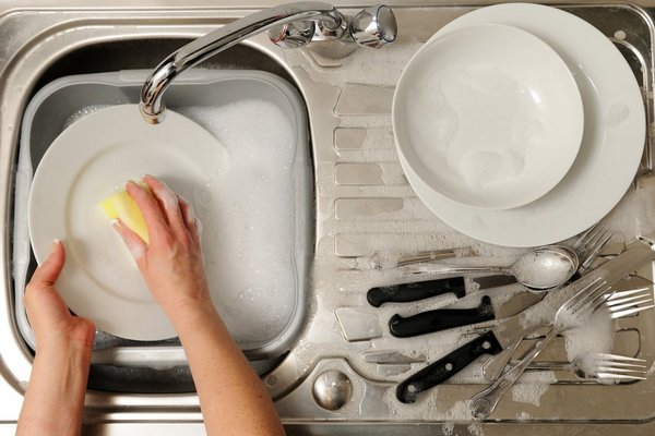 Дешевое народное средство для мытья посуды: тарелки будут сиять, как в ресторане