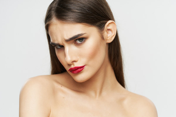 Устаревшие привычки в макияже, которыми многие женщины пользуются до сих пор - они указывают на плохой вкус