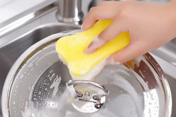 Домашнее средство отлично очистит посуду из нержавеющей стали.