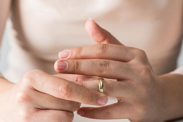 Четыре способа, которые помогут снять кольцо с отечного пальца