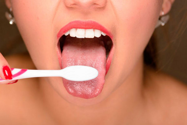Нужно ли удалять белый налет с языка при чистке зубов