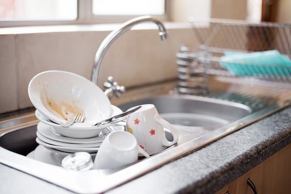 Правила мытья посуды, которые упростят и ускорят этот процесс в несколько раз
