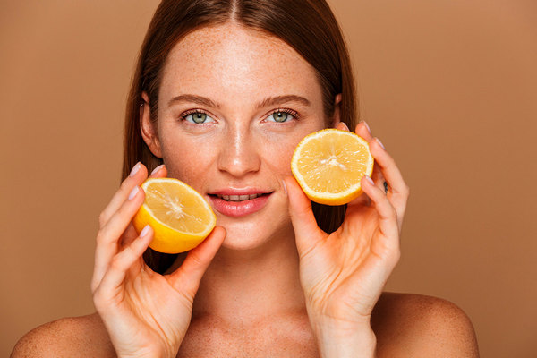 Польза лимонного сока для кожи лица: как использовать фрукт против пигментации