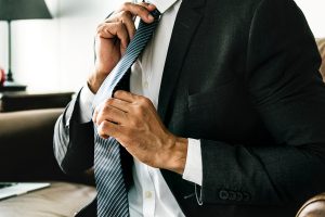 Как правильно стирать галстук: советы