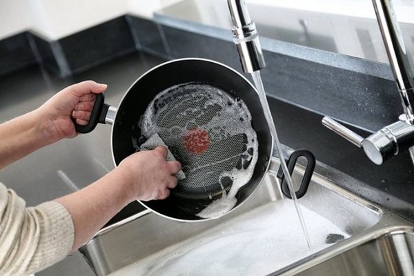 Очистить старую сковороду до блеска поможет одно замечательное средство из строительного магазина
