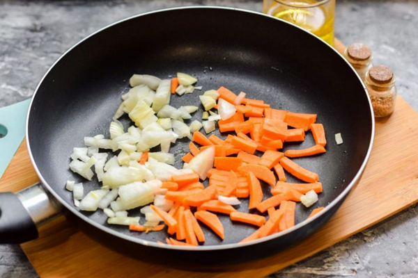 Секретный ингредиент, который придаст жареному луку и моркови вкусный золотистый оттенок.
