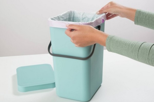 Как предотвратить появление неприятного запаха в мусорном ведре – один очень простой секрет