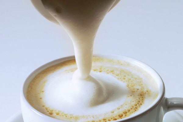 Как взбить молоко в кофе пену без специального устройства