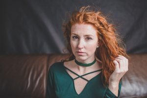 Фахівці пояснили, чому насправді не можна висмикувати сиві волоски