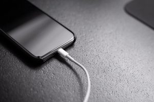 Можно ли оставлять смартфон заряжаться всю ночь