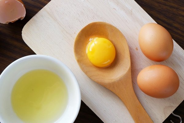 Как правильно добавлять куриные яйца в тесто, чтобы выпечка не потеряла объем.