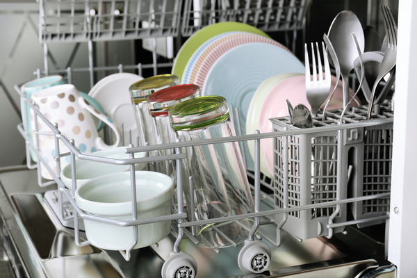 5 вещей, которые вы никогда не должны класть в посудомоечную машину