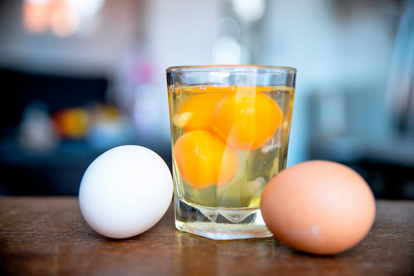 Пить сырые яйца: можно или нет