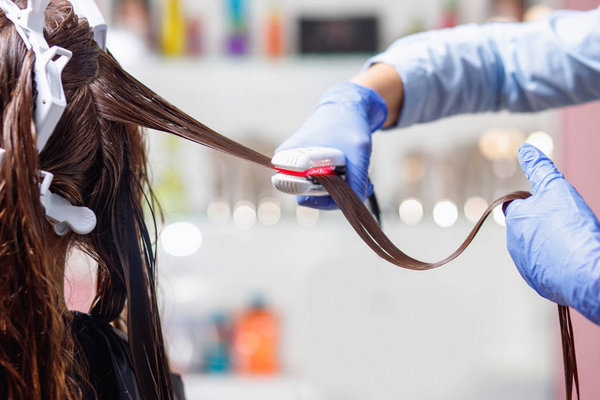 Ученые назвали неожиданную опасность средств для выпрямления волос