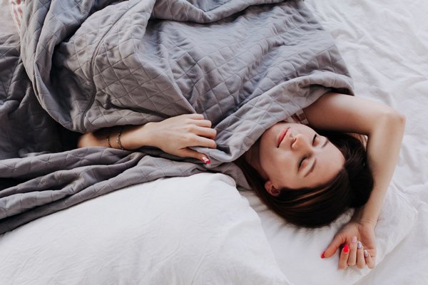 Ученые рассказали о неожиданном влиянии тяжелых одеял на качество сна
