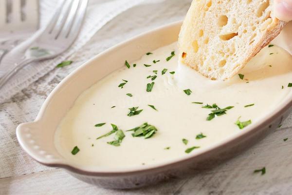Очень вкусный соус из запеченного сыра фета – блюдо, которое никого не оставит равнодушным.