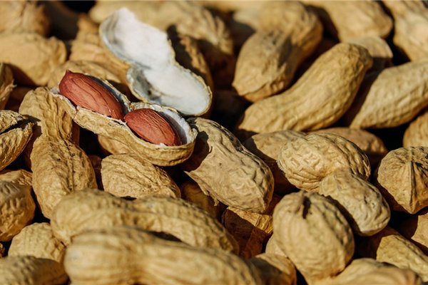 Почему медики не рекомендуют употреблять газировку и орехи во время простуды