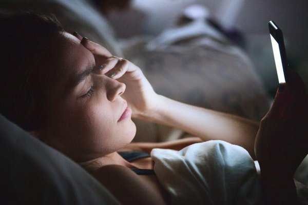 7 причин, почему нельзя пользоваться телефоном перед сном