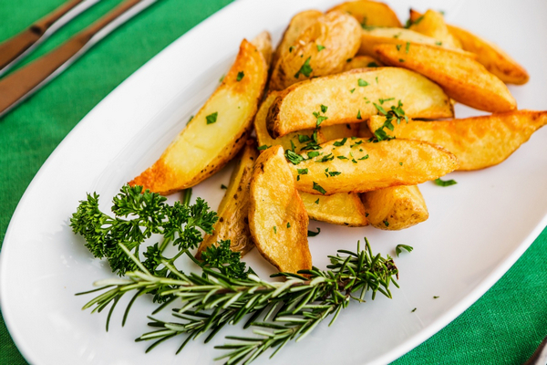 Какие компоненты добавить к жареному картофелю, чтобы вкус блюда стал изысканным.