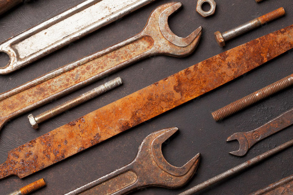 Как удалить ржавчину с металлических поверхностей – от садовых инструментов до кухонных ножей.