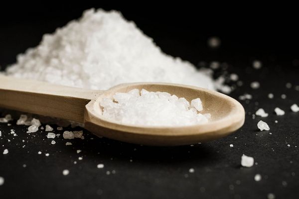 Ученые обнаружили, что злоупотребление солью повышает уровень гормона стресса в организме.