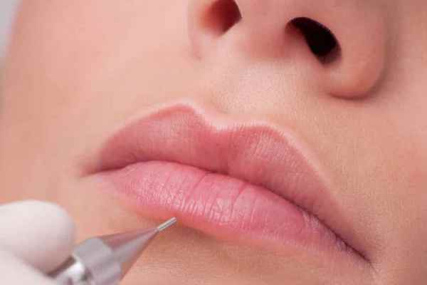 Перманентный макияж губ зимой: почему желательно его не делать