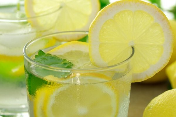 Диетологи опровергли мифы о пользе воды с лимоном