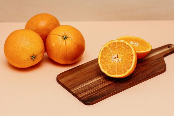 Как очистить апельсин, не пролив ни капли сока