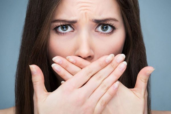 Тревожные причины, почему вы чувствуете металлический привкус во рту