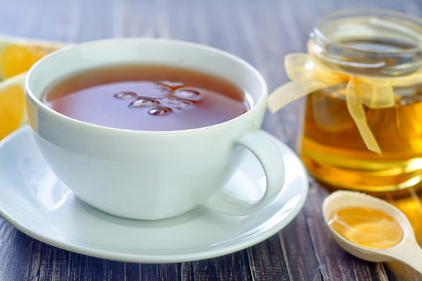 Как правильно добавлять мед в чай, чтобы сохранить полезные свойства