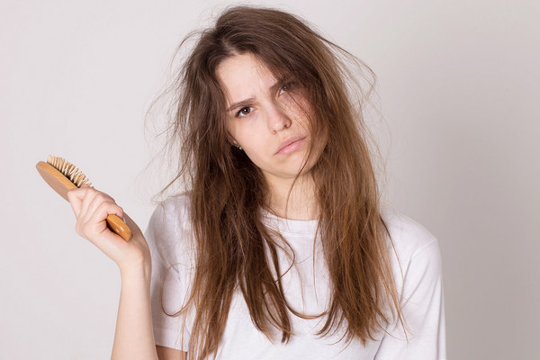 Сухие и слабые волосы: в результате длительной нехватки каких веществ возникает