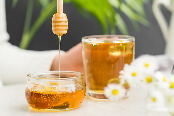 Может ли привычка класть мед в горячий чай быть опасной для здоровья