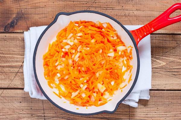Лук или морковь: что лучше жарить первым на сковороде
