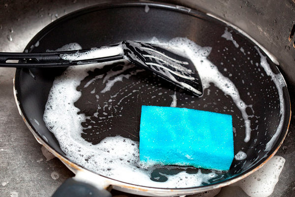 Кухонный лайфхак: как с помощью зубной пасты очистить обгоревшую сковороду
