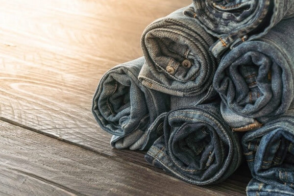 Как правильно складывать джинсы в шкафу, чтобы они не смялись