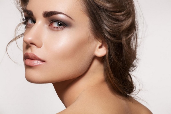 Глянцевый макияж: продукты, которые помогут создать безупречный сияющий вид