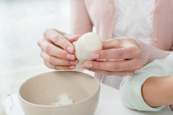 Зачем натирать скорлупу яиц растительным маслом: лайфхак от опытных хозяек