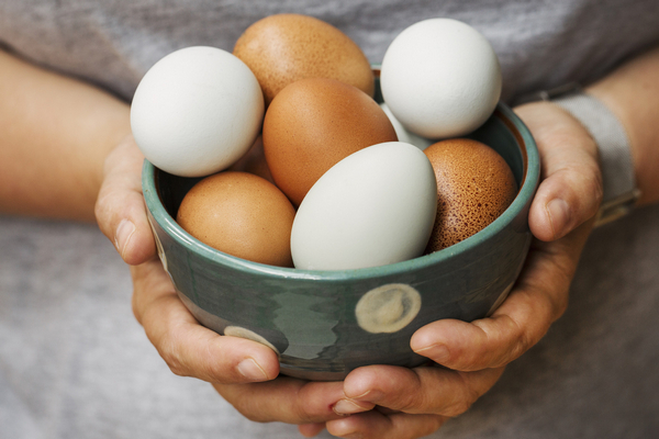 Зачем опытные кулинары раскручивают сырые яйца перед варкой