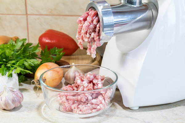 Чем можно эффективно очистить мясорубку дома от остатков мяса и жира.