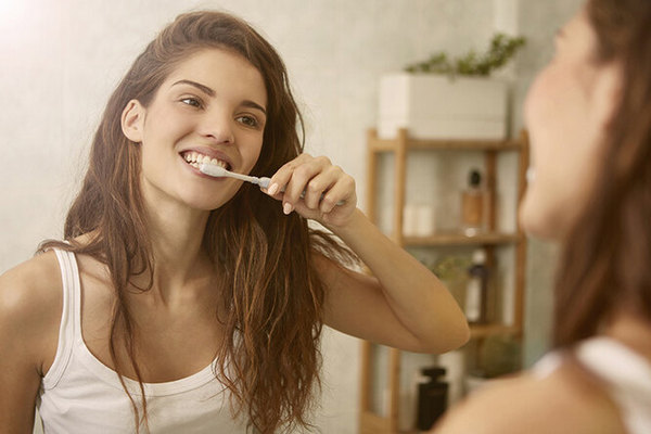 До или после завтрака: врачи рассказали, когда лучше чистить зубы